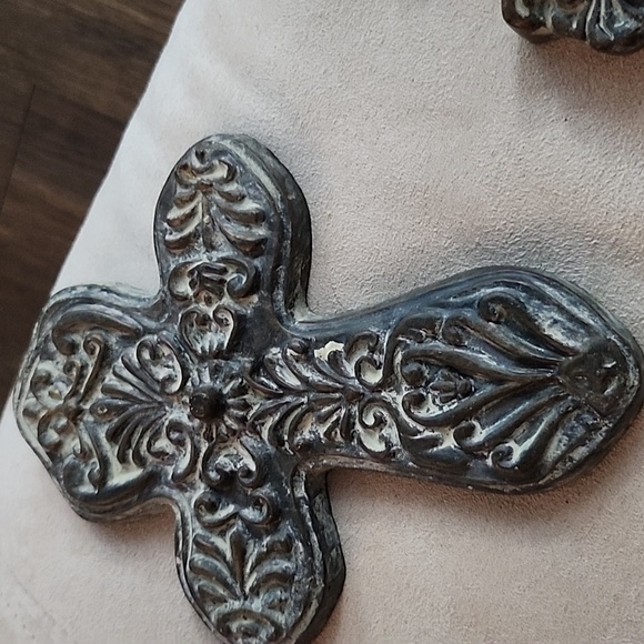 Vintage 4 piece cross decor hanging set made in China ornate cast iron - Picture 3 of 9